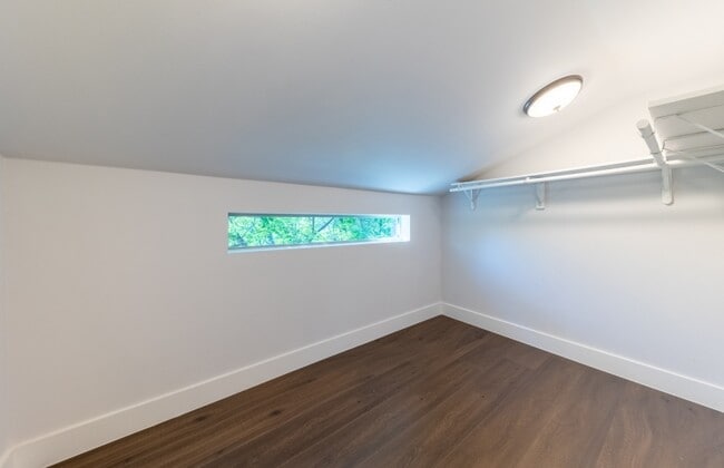 Building Photo - 2014 E 9th St