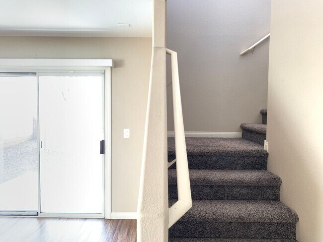 Building Photo - 3 Bedroom House in gated community