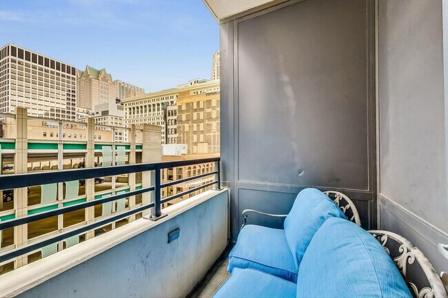 Building Photo - 235 W Van Buren St