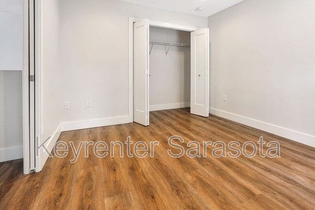 Building Photo - 2066 Roselawn St