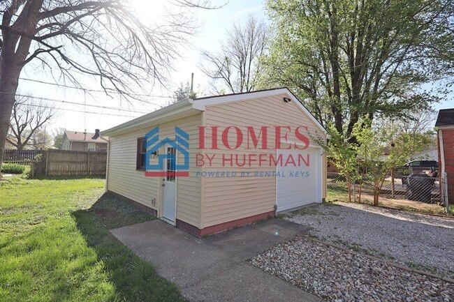 Building Photo - Two Bedroom House | Detached Garage