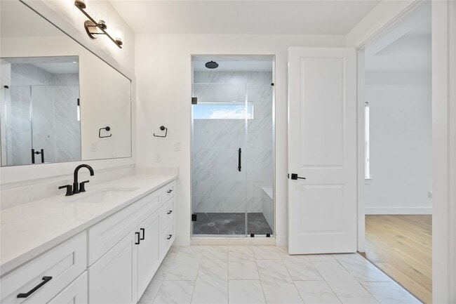 Building Photo - 2215 Mansfield St