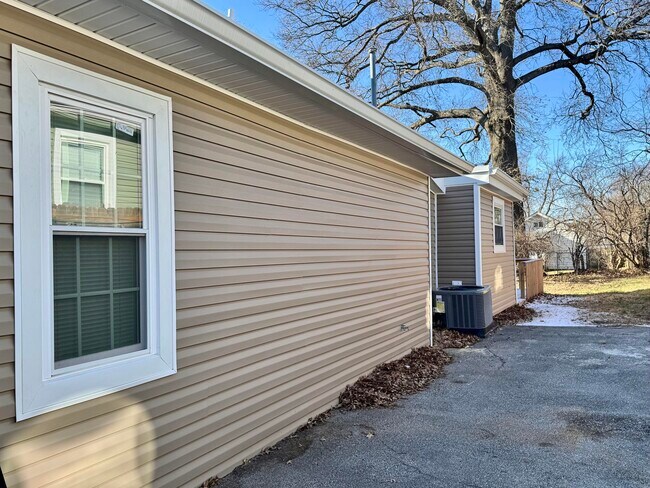 Building Photo - 353 Sherman Ave