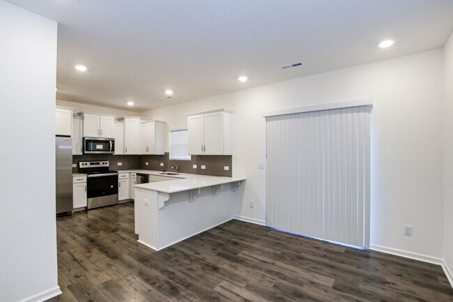 Building Photo - BEAUTIFUL 3BD/2.5BTH Townhome - Belmont - JULY MOVE IN