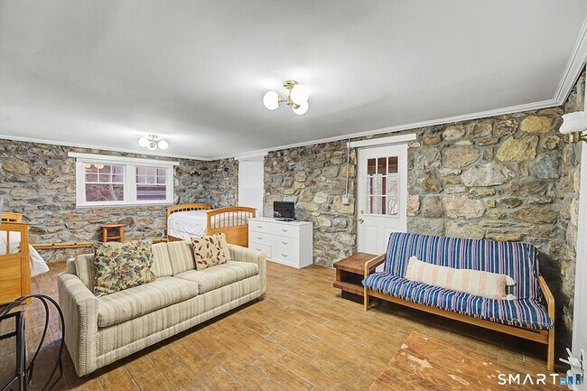 Building Photo - 14 Shore Rd