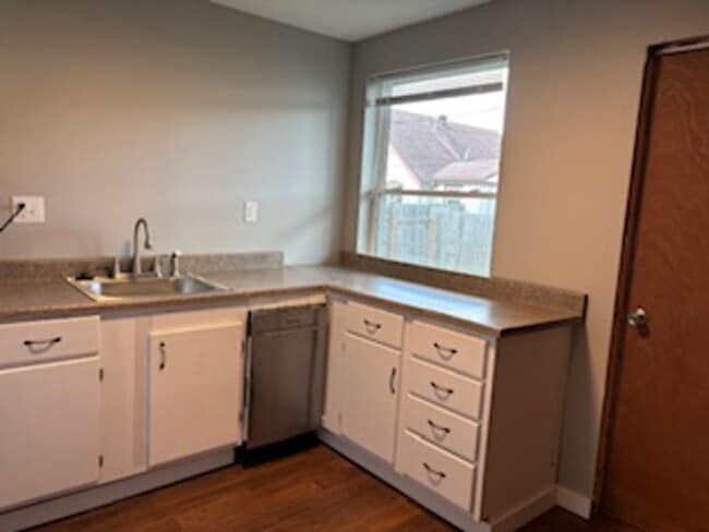 Building Photo - 3 BR Triplex in Martinsville