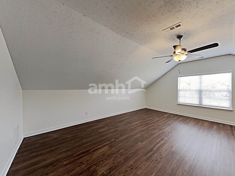 Building Photo - 6004 Crestview court