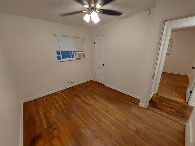 Building Photo - 335 Valley Dr