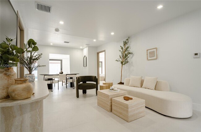 Building Photo - 1221 Biarritz Dr