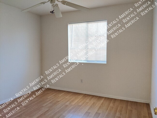 Building Photo - 895 E Lakeview Dr