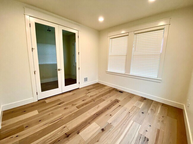 Building Photo - Beautiful Custom 6 Bedroom (2 Primary Bedr...