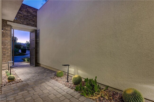 Building Photo - 68 Grey Feather Dr