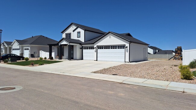 Building Photo - 4 Bedroom Home with 3 Car Garage in Enoch