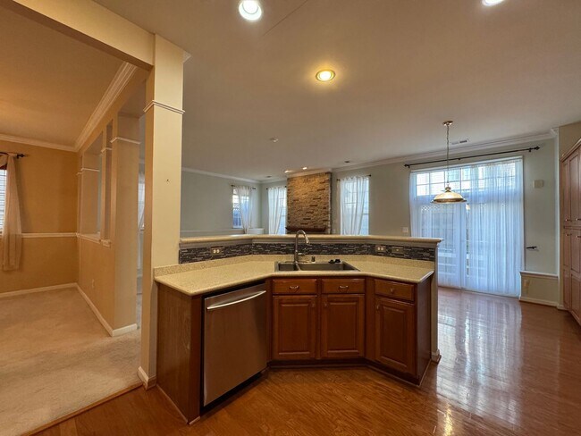 Building Photo - Stunning 4 Bed 3.5 Bath Brick Townhome In ...