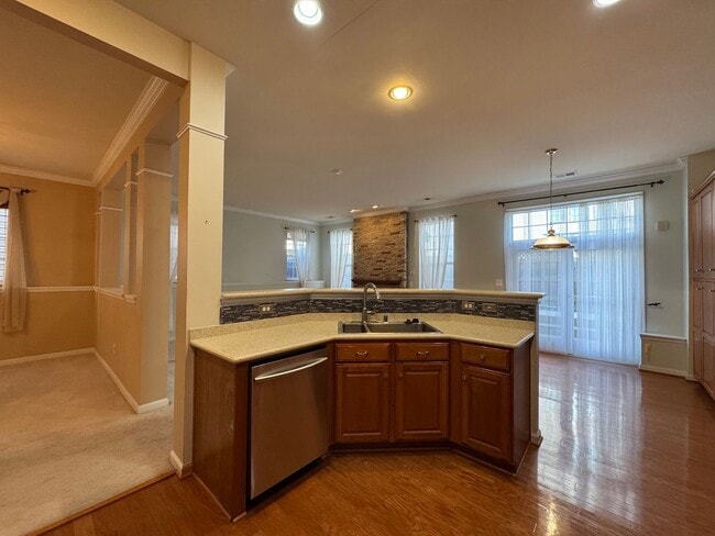 Building Photo - Stunning 4 Bed 3.5 Bath Brick Townhome In Desired Mount Zephyr