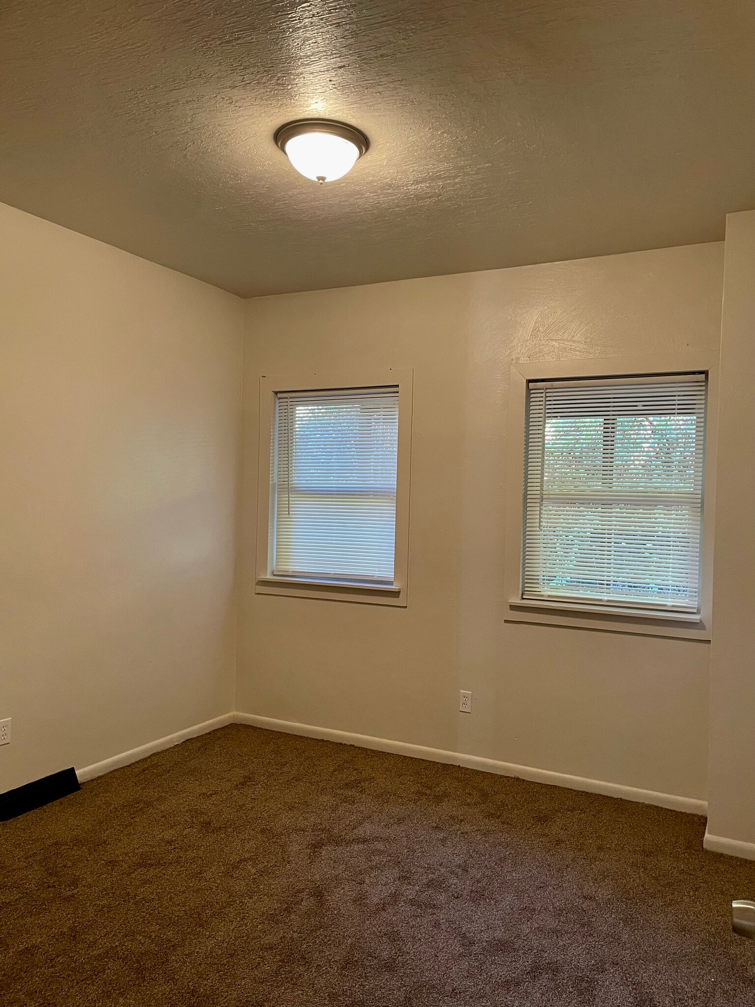 Building Photo - 672 Middle Ave