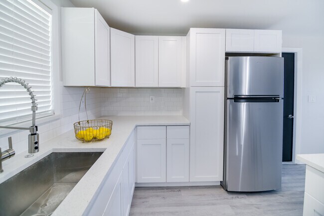 Building Photo - 6443 Lomand Ave