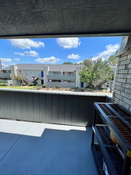 Building Photo - 9700 Leawood Blvd