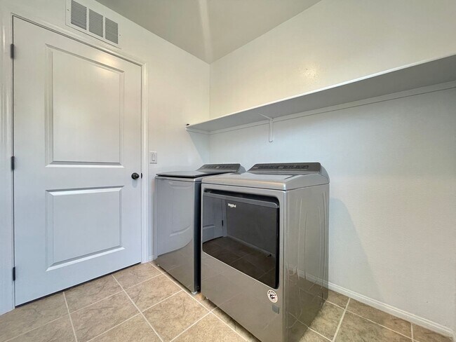 Building Photo - Amazing 3 bedroom in master planned commun...