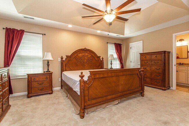 Building Photo - Farragut 37934 -  3 bedroom, 2.5 bath home...