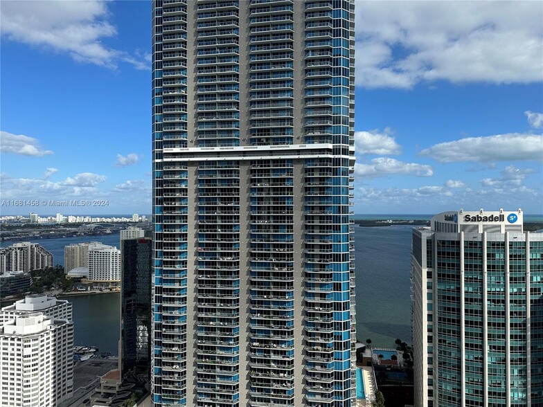 Building Photo - 1060 Brickell Ave