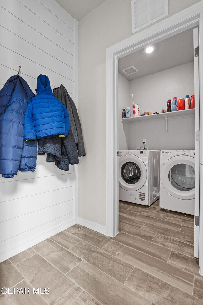 Building Photo - 7437 Schweitz Ct