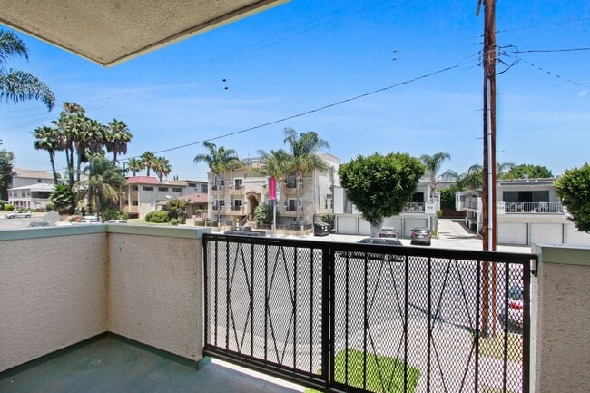 Building Photo - 1723 S Barrington Ave