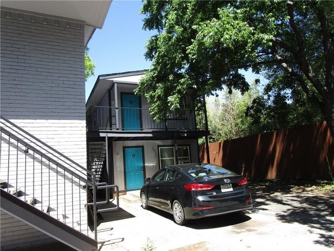 Building Photo - 2206 W Hickory St