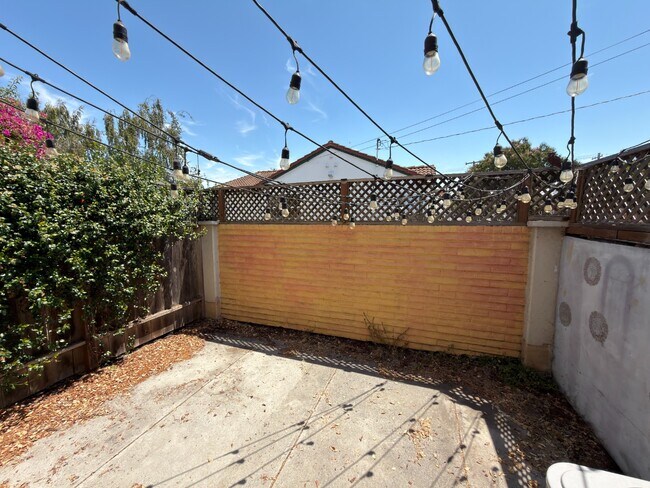 Building Photo - Prime Santa Clara Location | Bright 3BR/2.5BA End-Unit | 2 Primary Suites | Central Heat & AC