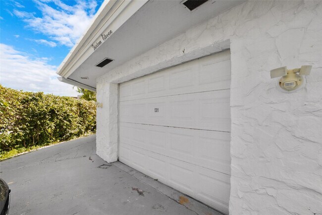 Building Photo - 1311 NE 27th Way