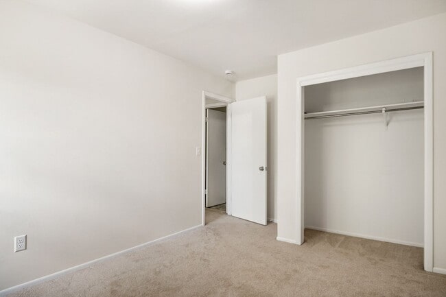 Building Photo - 3 to 4 Bed/3 1/2 Bath. Pet friendly.  Reserved Parking