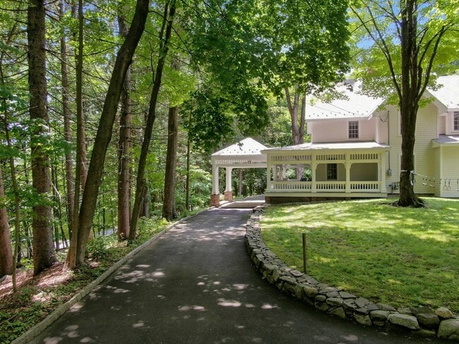 Building Photo - 314 Haverstraw Rd