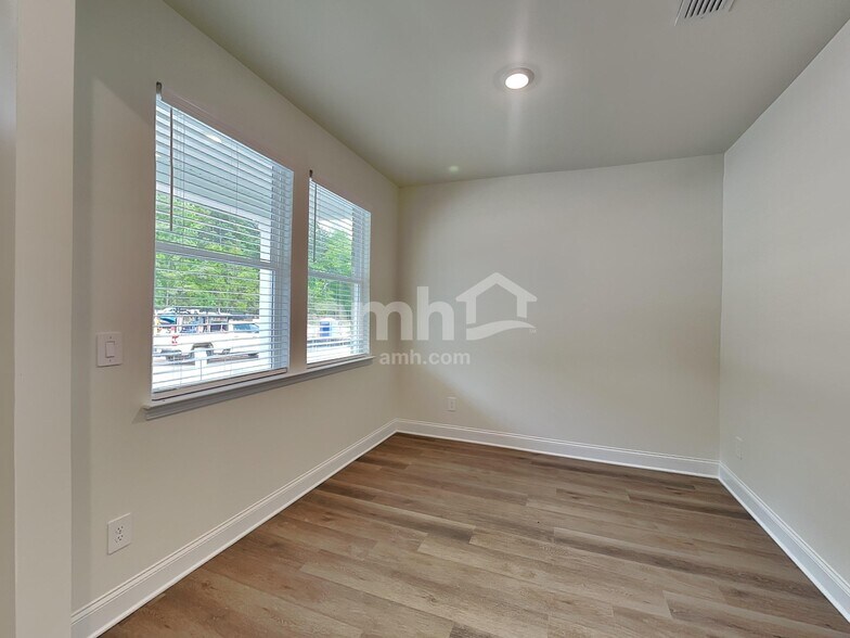 Building Photo - 3327 Emzy Dr
