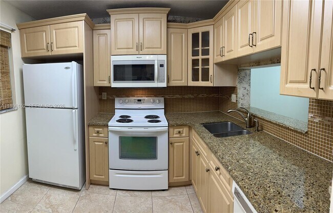 Building Photo - 10855 SW 112th Ave