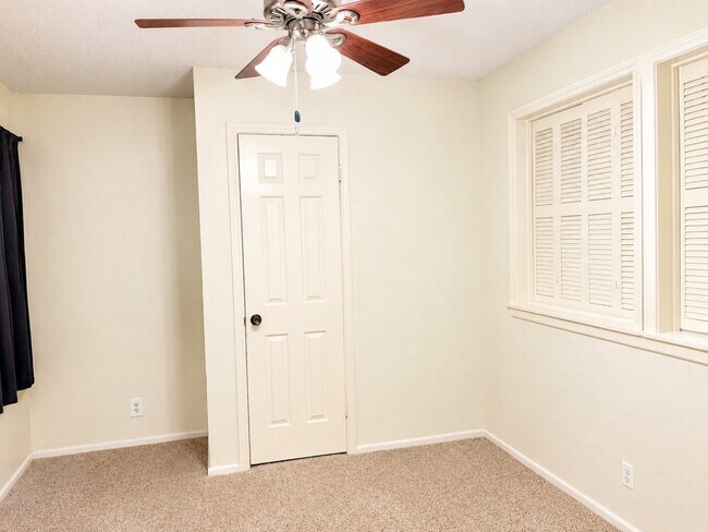 Building Photo - 10955 Wurzbach Rd