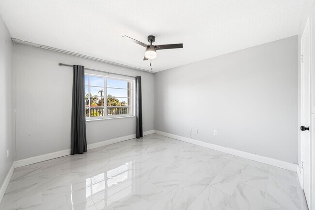 Building Photo - 1502 S Lakeside Dr