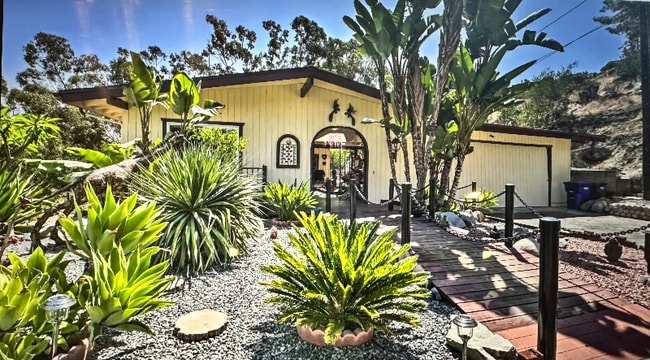 Building Photo - 1327 Hardin Dr