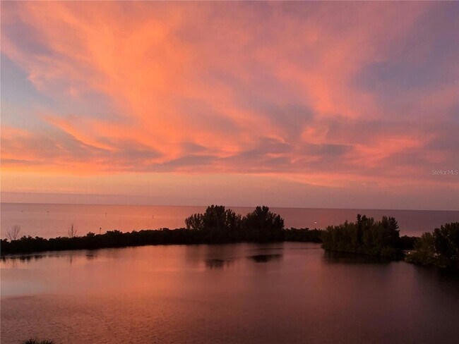 Building Photo - 6009 Sea Ranch Dr