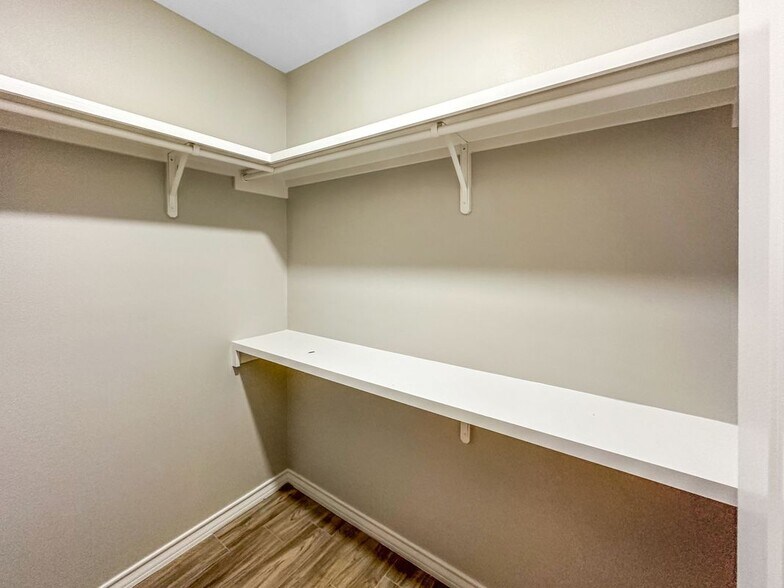 Building Photo - 2813 E Israel Ave