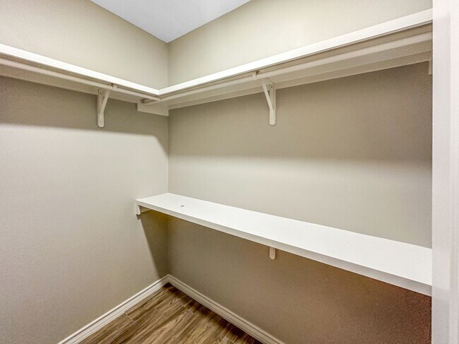 Building Photo - 2813 E Israel Ave