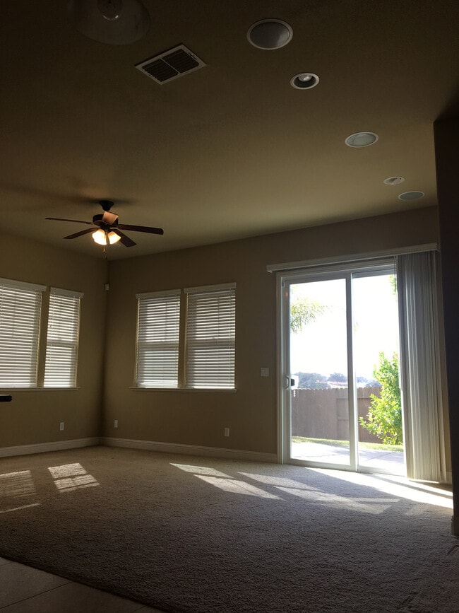 Building Photo - Gorgeous Folsom Home close to shopping,schools, and more!
