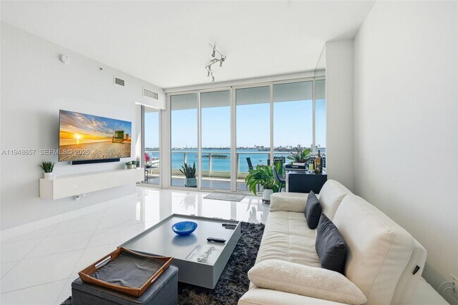 Building Photo - 2020 N Bayshore Dr