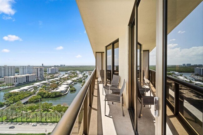 Building Photo - 16275 Collins Ave