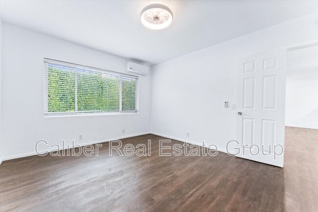 Building Photo - 502 Calle Santa Rosa S