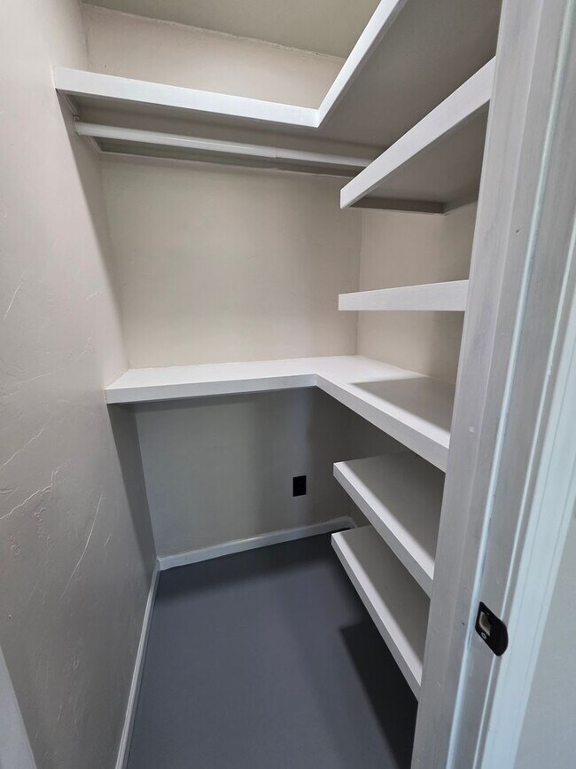 Building Photo - Large 3 bedroom in Bethany