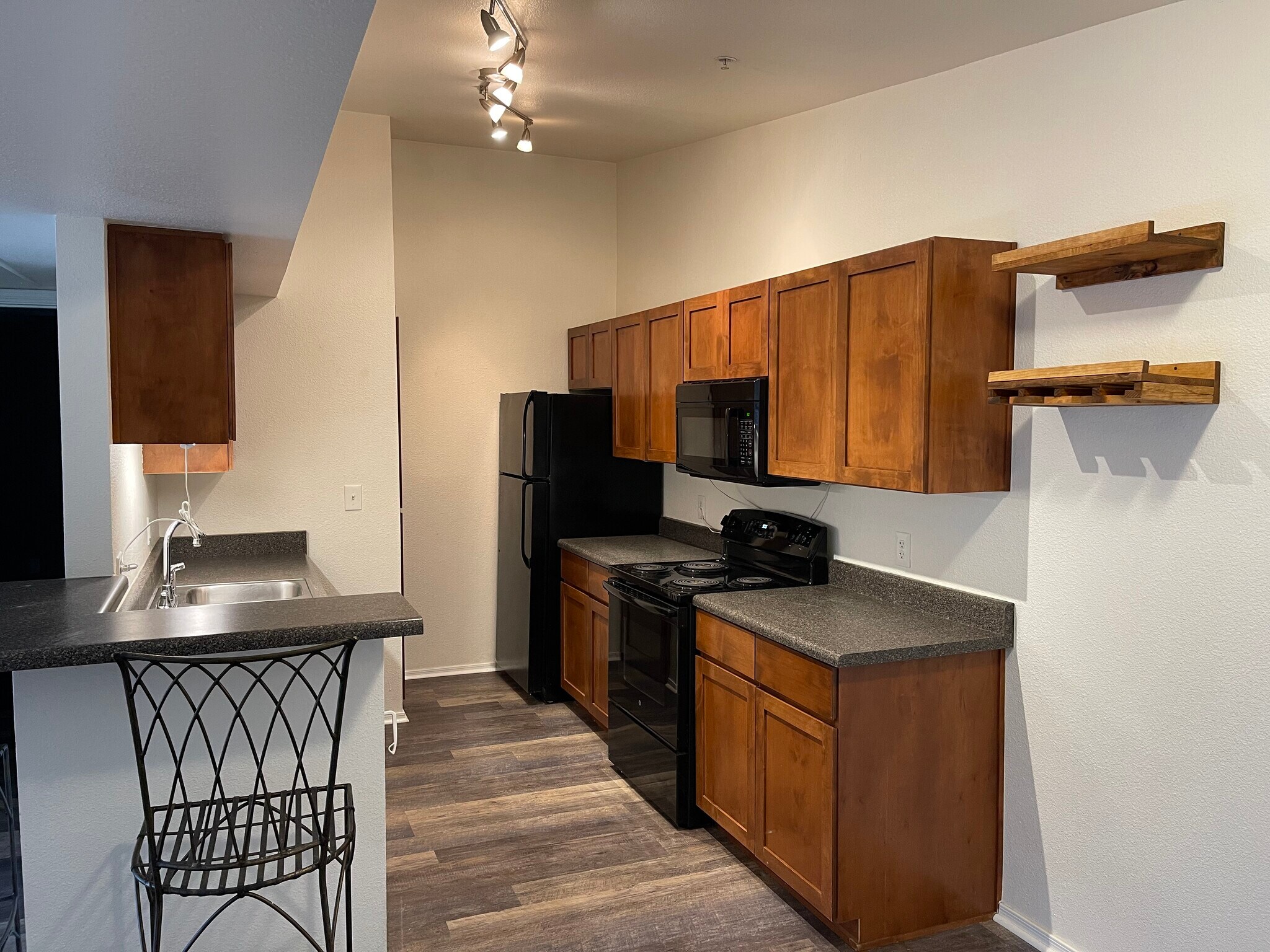 Building Photo - 1385 W University Ave