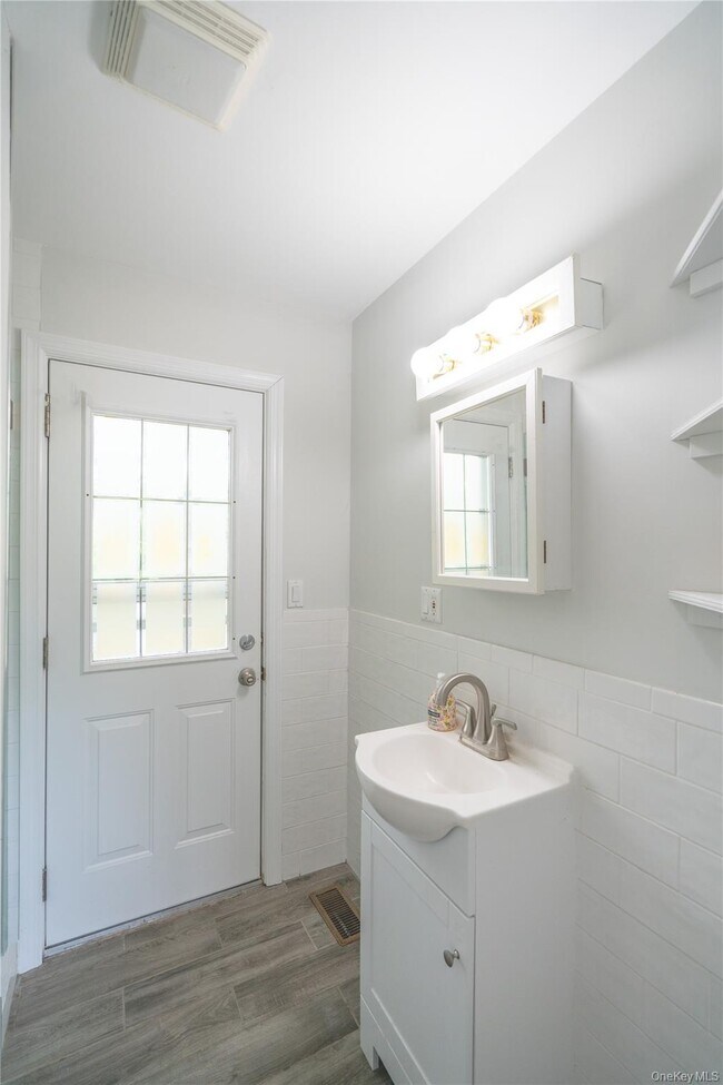 Building Photo - 315 Lake Dr