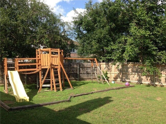 Building Photo - 104 N Treasure Oaks Dr
