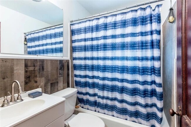 Building Photo - Charming 2-Bedroom Home