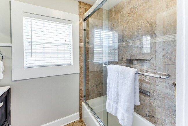 Building Photo - 432 27th St